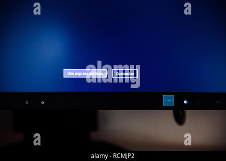 LONDON, GROSSBRITANNIEN - 13.Februar 2015: Verwenden Sie die Express Einstellungen und Anpassen von Tasten auf einem Computer anzeigen Energy Star während Microsoft Windows Installation auf einem neuen PC-Workstation Stockfoto