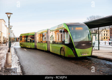 Malmö, Schweden - 29 DEZ 2014: moderne Doppel gelenkbus Van Hool 324 H Exequicity 24 Hybrid betrieben von Skanetrafiken Ankunft in Bus Station an einem kalten Wintertag - ökologische öffentliche Verkehrsmittel Linie 5 in Malmö Stockfoto