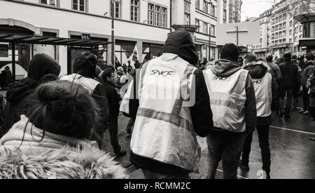 Straßburg, Frankreich - Mar 22, 2018: Arbeitnehmer aus öffentlichen Bahn SNCF bei Demonstration Protest gegen Längestrich französische Regierung string der Reformen Stockfoto