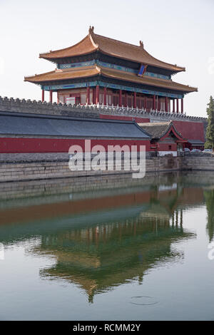 Verbotene Stadt Tor Gebäude in Peking spiegelt sich in Graben Stockfoto