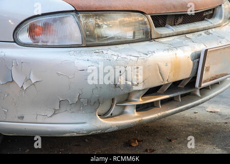 Close up Beschädigung der Farbe des Stoßfängers Peeling. Stockfoto