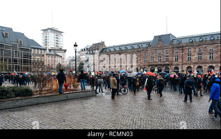 Straßburg, Frankreich - Mar 22, 2018: Erfassung der Menschen an der Demonstration Protest gegen Längestrich französische Regierung string von Reformen, mehrere Gewerkschaften bezeichnet haben öffentliche Arbeiter zum Streik Stockfoto