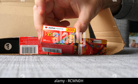 PARIS, Frankreich, 17.Februar 2018: Mann unboxing Amazon Karton contanining mehrere AGFA Photo Vista plus 200 Farbe negativ Film von Lupus Imaging und Media eingestellt Stockfoto