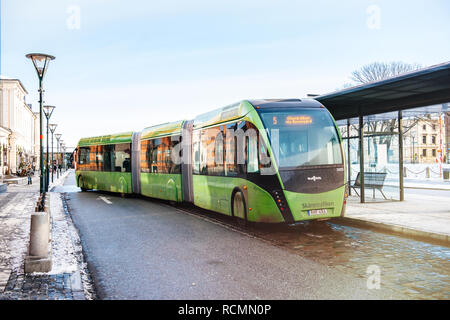 Malmö, Schweden - 29 DEZ 2014: moderne Doppel gelenkbus Van Hool 324 H Exequicity 24 Hybrid betrieben von Skanetrafiken Ankunft in Bus Station an einem kalten Wintertag - ökologische öffentliche Verkehrsmittel Linie 5 in Malmö Stockfoto