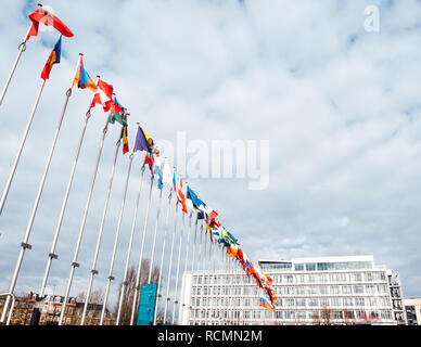 Straßburg, Frankreich - Mar 29, 2018: Blick von unter der Flagge von Russland fliegen Halbmast im Europarat als Tribut und Trauer um die Opfer des Brandes an Zimnyaya Vishnya Einkaufszentrum Kemerovo Stockfoto