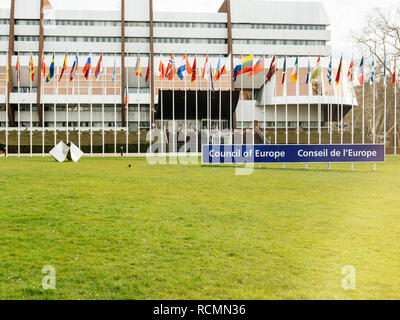 Straßburg, Frankreich - Mar 29, 2018: Europarat unterzeichnen, alle EU-Flaggen und Fahne von Russland fliegen Halbmast als Tribut und Trauer um die Opfer des Brandes an Zimnyaya Vishnya Einkaufszentrum Kemerovo Stockfoto