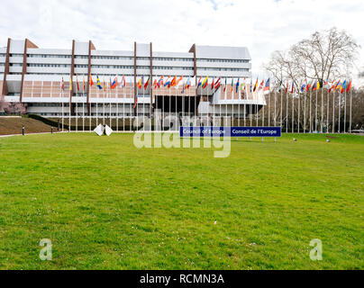 Straßburg, Frankreich - Mar 29, 2018: Europarat unterzeichnen, alle EU-Flaggen und Fahne von Russland fliegen Halbmast als Tribut und Trauer um die Opfer des Brandes an Zimnyaya Vishnya Einkaufszentrum Kemerovo Stockfoto