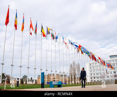 Straßburg, Frankreich - Mar 29, 2018: Arbeitnehmer unter der Flagge von Russland fliegen Halbmast im Europarat als Tribut und Trauer Opfer des Brandes an Zimnyaya Vishnya Einkaufszentrum Kemerovo Stockfoto