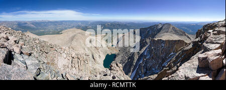 Panorama von nahe dem Gipfel des Longs Peak im Rocky Mountain National Park nach Osten Stockfoto