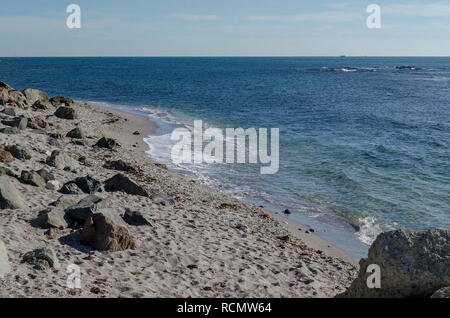 Marine von Wellenbewegungen im Schwarzen Meer sandige Küste und Felsen in der Nähe der antiken Stadt Nessebar oder Mesembria, Bulgarien, Europa Stockfoto