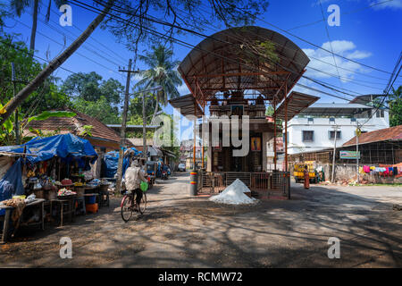 Cochin, Kerala, Indien: Dezember 25, 2018: Wenig Hindu Tempel in der Altstadt von Cochin Stadt mit Salz offert vor der Tür auf dezem Stockfoto