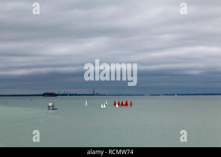 Segelboote, auf dem Solent, auf der Suche nach Portsmouth Stockfoto