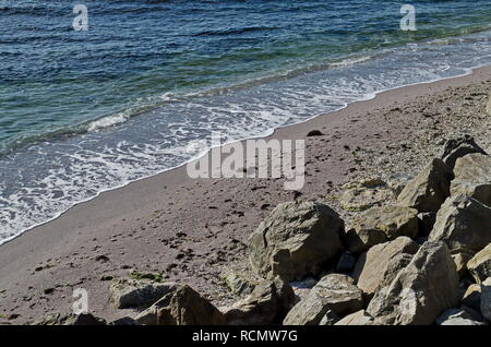 Marine von Wellenbewegungen im Schwarzen Meer sandige Küste und Felsen in der Nähe der antiken Stadt Nessebar oder Mesembria, Bulgarien, Europa Stockfoto