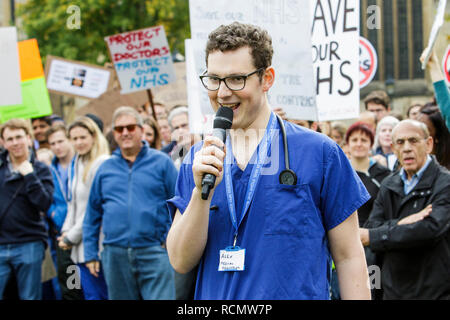 Alexander Tischler eine Medizinische Kanzlers spricht gegen eine neue Junior Arzt Verträge, die im 'Save unser NHS' Protest Demonstration Kundgebung in Bristol Stockfoto