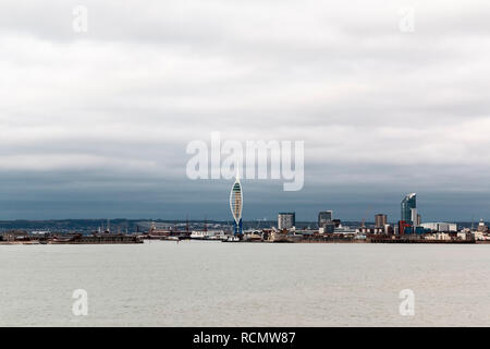 Blick in Richtung Portsmouth aus dem Solent, zeigt die Spinnaker Tower. Stockfoto