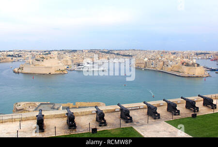 Valletta, Malta: Blick von der Oberen Barraka Gardens und das Salutierte Akkus und auf den Grand Harbour und die Drei Städte mit Fort St. Angelo Stockfoto