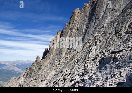 Klippen auf Longs Peak oberhalb der Talsohle auf das Schlüsselloch Route zum Gipfel 14255 Fuß Stockfoto