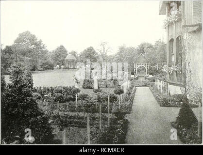 . Gartenkunst sterben. Landschaftsbau; Gärten - Europa. VIII, lU sterben GAllTKNKL 'NS' ich; 193 Süden und Südwest ge-lesi' auf Sindh, ilcm Garten - Besitzer Xut/.iiiel ung ge-währen. Von diT idylllisch im Schatten von vier Grol auf Kastanionbäumen gelege-nen I^Aube hat man einen schönen Blick über den Gröl's zehn Teil des (iartens und Ir'ic Wiesenland-schaft. Zunächst lenkt im Vordergrund ein Farben - prächtiges Blumenbeet dii^ Herzlichen Glückwunsch und viel Torte si (di. Hier blüht in unermüdlicher Ausdauer Ilic prächtige Rosenneuhi'il, (; iiarlotti "Klemm". iMe]) rachtvolli&gt; reinblaue Farbe der Stief - mütterchen und d Stockfoto