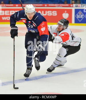 Pilsen, Tschechische Republik. 15 Jan, 2019. L-R Matyas Kantner (Pilsen) und Simon Hjalmarsson (Frolunda), die in Aktion beim Rückspiel Eishockey Champions League Play off Halbfinale HC Skoda Plzen vs Frolunda Indianer, und am 15. Januar 2018, in Pilsen, Tschechische Republik. Credit: Miroslav Chaloupka/CTK Photo/Alamy leben Nachrichten Stockfoto