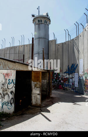 April 1, 2018 - Bethlehem, West Bank - einen Wachturm neben dem israelischen West Bank gesehen.. Die israelische Trennmauer ist eine trennende Barriere, die das Westjordanland von Israel trennt. (Bild: © zuzanna Rabikowska/SOPA Bilder über ZUMA Draht) Stockfoto