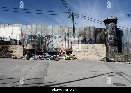 April 2, 2018 - Bethlehem, West Bank - Graffiti auf der Israelischen West Bank Barrier in Dheisheh Flüchtlingslager gesehen.. Die israelische Trennmauer ist eine trennende Barriere, die das Westjordanland von Israel trennt. (Bild: © zuzanna Rabikowska/SOPA Bilder über ZUMA Draht) Stockfoto