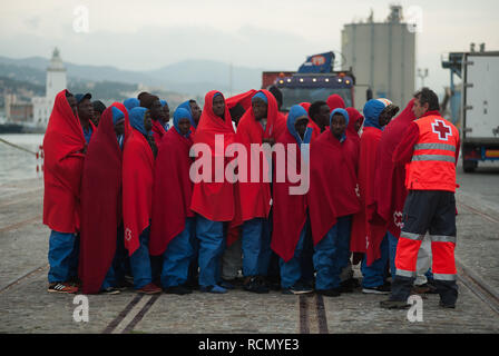 Malaga, Malaga, Spanien. 15 Jan, 2019. Migrantinnen und Migranten sind zu sehen, die in der Warteschlange warten, nach Ihrer Ankunft im Hafen von Málaga in Spanien Maritime Rescue Service Insgesamt 334 Migranten an Bord sechs Jollen auf der Alboran See gerettet und brachte sie nach Malaga Hafen, wo sie durch das Spanische Rote Kreuz unterstützt wurden. Credit: Jesus Merida/SOPA Images/ZUMA Draht/Alamy leben Nachrichten Stockfoto