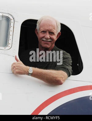 MIAMI, FL - 17. NOVEMBER: CAPTAIN'S ully" Sullenberger und Co-pilot Jeff Skiles posieren mit den Historischen 1958 DC7 für ein Vorteil von historischen Flug Foundation gehostet wird. Chesley Burnett'S ully" Sullenberger, III (geboren am 23. Januar, 1951) ist ein pensionierter Flugkapitän und der Flugsicherheit Berater. Er war als nationaler Held in den Vereinigten Staaten gefeiert, wenn er erfolgreich einen Notfall wasser Landung von US Airways Flug 1549 in den Hudson River von Manhattan, New York City ausgeführt, nachdem das Flugzeug durch ein Schwarm Kanadagänse während seiner ersten Aufstieg aus LaGuardia Airport o deaktiviert wurde Stockfoto