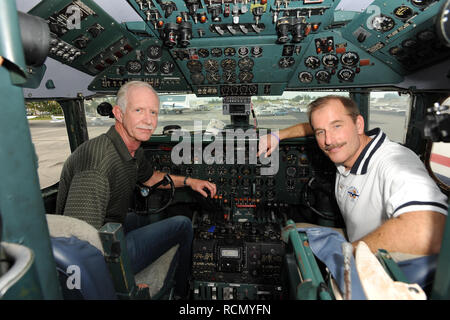 MIAMI, FL - 17. NOVEMBER: CAPTAIN'S ully" Sullenberger und Co-pilot Jeff Skiles posieren mit den Historischen 1958 DC7 für ein Vorteil von historischen Flug Foundation gehostet wird. Chesley Burnett'S ully" Sullenberger, III (geboren am 23. Januar, 1951) ist ein pensionierter Flugkapitän und der Flugsicherheit Berater. Er war als nationaler Held in den Vereinigten Staaten gefeiert, wenn er erfolgreich einen Notfall wasser Landung von US Airways Flug 1549 in den Hudson River von Manhattan, New York City ausgeführt, nachdem das Flugzeug durch ein Schwarm Kanadagänse während seiner ersten Aufstieg aus LaGuardia Airport o deaktiviert wurde Stockfoto