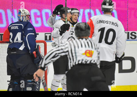 Pilsen, Tschechische Republik. 15 Jan, 2019. Dominik Frodl (Pilsen; links) ist nach Erhalt einer Ziel während das Rückspiel Eishockey Champions League Play off Halbfinale HC Skoda Plzen vs Frolunda Indianer gesehen, am 15. Januar 2018, in Pilsen, Tschechische Republik. Credit: Miroslav Chaloupka/CTK Photo/Alamy leben Nachrichten Stockfoto