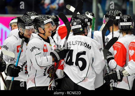 Pilsen, Tschechische Republik. 15 Jan, 2019. Frolunda Inder Spieler feiern Der rückspiel Eishockey Champions League Play off Halbfinale HC Skoda Plzen vs Frolunda Indianer gewinnen, am 15. Januar 2018, in Pilsen, Tschechische Republik. Credit: Miroslav Chaloupka/CTK Photo/Alamy leben Nachrichten Stockfoto