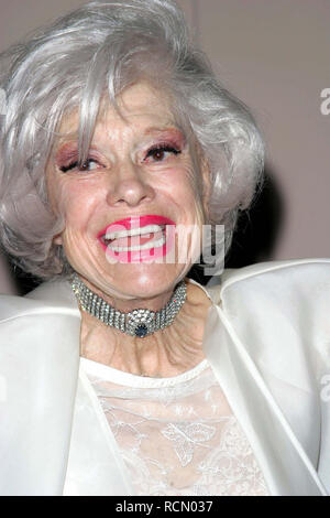 Hollywood, Kalifornien, USA. 15 Jan, 2019. Datei - die legendären Broadway star Carol Channing ist gestorben, ihr Publizist, Harlan Boll, CNN erklärt am Dienstag. Sie war 97. Bild: März 13, 2004 - Hollywood, Kalifornien, USA - Carol Channing besucht die 'TV kümmert: Band der Hoffnung' Feier 2004 an der Akademie der Künste und Wissenschaften in North Hollywood, Kalifornien am 03/13/2004. Quelle: Globus Fotos/ZUMAPRESS.com/Alamy leben Nachrichten Stockfoto