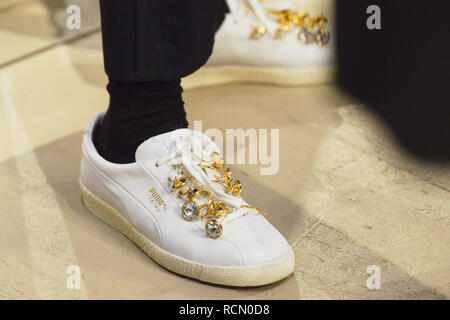 Berlin, Deutschland. 15 Jan, 2019. Ein Designer trägt Puma Sneakers in der Gruppenausstellung nach St. Elisabeth Kirche eingerichtet. Quelle: Annette Riedl/dpa/Alamy leben Nachrichten Stockfoto