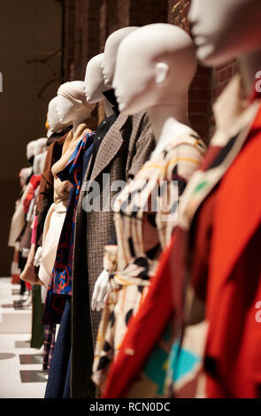 Berlin, Deutschland. 15 Jan, 2019. Die Designer der Berliner Salon präsentieren ihre Kreationen in einer Gruppenausstellung in der St. Elisabeth Kirche. Quelle: Annette Riedl/dpa/Alamy leben Nachrichten Stockfoto