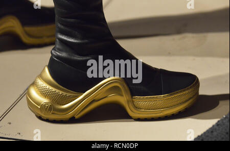 Berlin, Deutschland. 15 Jan, 2019. Gast bei der Fashion Week trägt Turnschuhe mit goldenen Sohlen Credit: Annette Riedl/dpa/Alamy leben Nachrichten Stockfoto