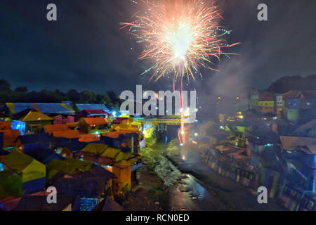 Malang, Ostjava, Indonesien. 1 Jan, 2019. MALANG, Indonesien - 1. Januar: Feuerwerk der Skyline der Stadt während 2019 das Neue Jahr Feiern im Rainbow Village am 1. Januar 2019 in Malang, Ost Java, Indonesien Provinz beleuchten. Credit: Sijori Images/ZUMA Draht/Alamy leben Nachrichten Stockfoto