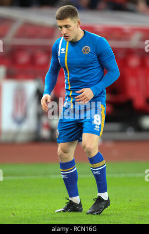 Stoke, UK. 15 Jan, 2019. Shrewsbury Town Mittelfeldspieler Greg Docherty (8) Während der Dritten Runde des FA Cup Replay Übereinstimmung zwischen Stoke City und Shrewsbury Town an der Bet365 Stadium, Stoke-on-Trent, England am 15. Januar 2019. Foto von Jurek Biegus. Nur die redaktionelle Nutzung, eine Lizenz für die gewerbliche Nutzung erforderlich. Keine Verwendung in Wetten, Spiele oder einer einzelnen Verein/Liga/player Publikationen. Credit: UK Sport Pics Ltd/Alamy leben Nachrichten Stockfoto