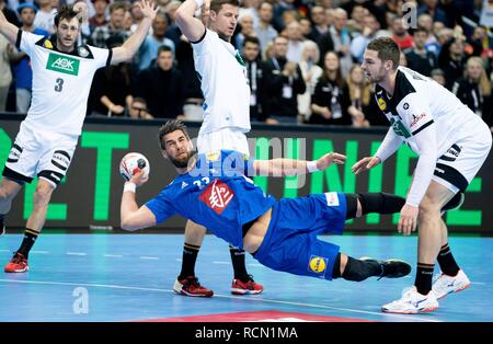 16 Januar 2019, Berlin: Handball: WM, Deutschland - Frankreich, Vorrunde, Gruppe A, 4.Spieltag. Frankreichs Luka Karabatic (M) Kerben gegen Deutschlands Uwe Gensheimer (L-R), Martin Strobel und Hendrik Pekeler. Das Spiel endete 25:25. Foto: Kay Nietfeld/dpa Stockfoto