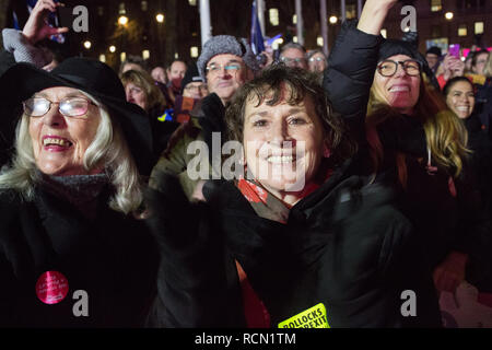 London, London UK 15 Jan 2019 Menschen Beifall in Parliament Square als Theresa's kann Brexit deal ist in historischen Commons Niederlage gestimmt. Credit: Thabo Jaiyesimi/Alamy leben Nachrichten Stockfoto