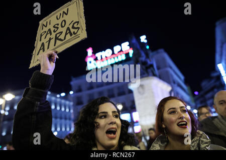 Madrid, Spanien. 15 Jan, 2019. Eine Frau gesehen Parolen halten ein Schild sagt, ist nicht ein Schritt zurück während des Protestes. Tausende von Menschen an der Puerta del Sol in Madrid versammelt waren, zu behaupten, dass die Rechte der Frauen nicht verhandelt. Credit: Jesus Hellin/SOPA Images/ZUMA Draht/Alamy leben Nachrichten Stockfoto