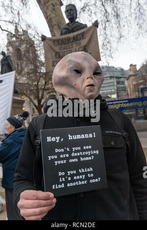 London, Großbritannien. 15. Januar 2019. Ein 'Geist der Venus' gibt eine Warnung an Erde UK Mitkämpfer in Parliament Square ab ersten 4 internationale Aktionen, die zu einer globalen Generalstreik am 27. September 2019, Arbeit & Schule, Boykott nicht-notwendigen Konsum und protestieren in unseren Straßen dringend ändern Massenaussterben Einhalt zu verlangen, die Zerstörung unserer Welt, die von einem katastrophalen Klimawandel durch Treibhausgase, hauptsächlich aus unter Verwendung von Brennstoffen, Kohle, Öl und Gas. Credit: Peter Marschall/Alamy leben Nachrichten Stockfoto
