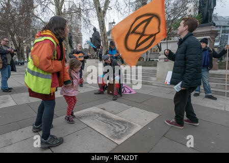 London, Großbritannien. 15. Januar 2019. Erde UK Mitkämpfer Tanz im Parlament Platz auf der ersten von 4 internationalen Maßnahmen, die zu einer globalen Generalstreik am 27. September 2019, Arbeit & Schule, Boykott nicht-notwendigen Konsum und protestieren in unseren Straßen dringend ändern Massenaussterben Einhalt zu verlangen, die Zerstörung unserer Welt, die von einem katastrophalen Klimawandel durch Treibhausgase, hauptsächlich aus unter Verwendung von Brennstoffen, Kohle, Öl und Gas. Credit: Peter Marschall/Alamy leben Nachrichten Stockfoto