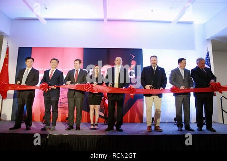 Detroit, USA. 15 Jan, 2019. Gäste nehmen an einem "Ribbon Cutting auf der neu eröffneten R&D-Zentrum von Guangzhou Automobile Group (GAC) in Detroit, USA, Jan. 15, 2019. Guangzhou Automobile Group (GAC) stellte ein Forschungs- und Entwicklungszentrum in Detroit, im US-Bundesstaat Michigan. Credit: Xu Yuan/Xinhua/Alamy leben Nachrichten Stockfoto