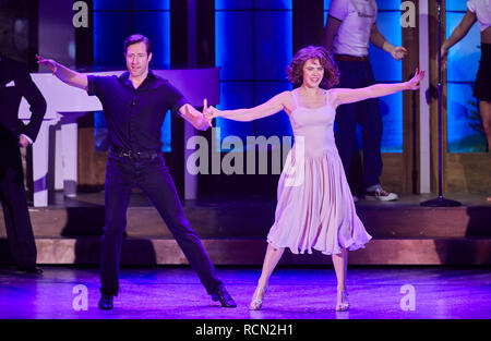 Hamburg, Deutschland. 15 Jan, 2019. Die Darsteller Anna-Louise Weihrauch als Frances "Baby" Houseman und Luciano Mercoli als Johnny Castle sowie Mitglieder des Ensemble auf der Bühne während der Premiere von "Dirty Dancing - Das Original Live On Tour". Der 2017 überarbeitete Bühnenfassung auf eine 5-monatige Tour in 13 Städten gezeigt. Quelle: Georg Wendt/dpa/Alamy leben Nachrichten Stockfoto