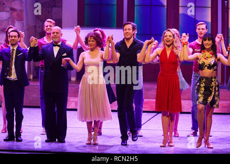 Hamburg, Deutschland. 15 Jan, 2019. Die Schauspieler Benjamin M. Merkl (l-r, vorne) als Neil Kellerman, Harrie Poels als Herr Schumacher, anna-louise Weihrauch als Frances "Baby" Houseman, Luciano Mercoli als Johnny Castle und Petra Ilse Dam als Penny sowie Mitglieder des Ensembles auf der Bühne in der Mehr! Theater nach der Premiere von "Dirty Dancing - Das Original Live On Tour" sein wird. Der 2017 überarbeitete Bühnenfassung auf eine 5-monatige Tour in 13 Städten gezeigt. Quelle: Georg Wendt/dpa/Alamy leben Nachrichten Stockfoto