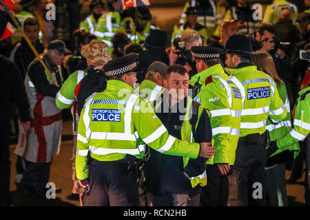 Westminster, London, UK, 15. Jan 2019. Polizei Surround eine Gruppe von Brexit Unterstützer. Pro und Anti Brexit Demonstranten Rallye in Parliament Square und in den Häusern der Parlament in Westminster vor und während der Abstimmung über Theresa's kann Brexit beschäftigen. Credit: Imageplotter Nachrichten und Sport/Alamy leben Nachrichten Stockfoto