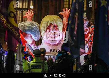 Westminster, London, UK, 15. Jan 2019. Pro und Anti Brexit Demonstranten Rallye in Parliament Square und in den Häusern der Parlament in Westminster vor und während der Abstimmung über Theresa's kann Brexit beschäftigen. Credit: Imageplotter Nachrichten und Sport/Alamy leben Nachrichten Stockfoto