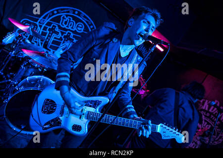 Glasgow, Schottland, Großbritannien. 15. Januar, 2019. LA Band schlecht Sonnen spielen ihr erstes Glasgow gig im Dachgeschoss Bar, Kreditkarte: Stuart Westwood/Alamy leben Nachrichten Stockfoto