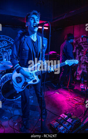Glasgow, Schottland, Großbritannien. 15. Januar, 2019. LA Band schlecht Sonnen spielen ihr erstes Glasgow gig im Dachgeschoss Bar, Kreditkarte: Stuart Westwood/Alamy leben Nachrichten Stockfoto