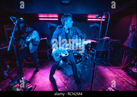 Glasgow, Schottland, Großbritannien. 15. Januar, 2019. LA Band schlecht Sonnen spielen ihr erstes Glasgow gig im Dachgeschoss Bar, Kreditkarte: Stuart Westwood/Alamy leben Nachrichten Stockfoto