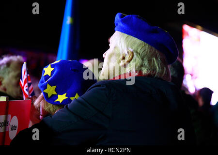 Parliament Square, London, UK. 15. Jan 2019. Sinnvolle Abstimmung Ergebnisse live, Parliament Square, London. Tausende auf dem Platz versammelt die Ergebnisse der Sinnvolle Abstimmung zu erwarten. Die Menge jubelte und weinte, als die whelming Reaktion der Bewegung zu besiegen. Credit: Natasha Quarmby/Alamy leben Nachrichten Stockfoto